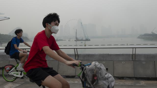 (261015) -- SINGAPORE, Oct. 15, 2026 (Xinhua) -- People ride amid the haze at the Marina Bay area in Singapore, Oct. 15, 2026. (Xinhua/Then Chih Wey)