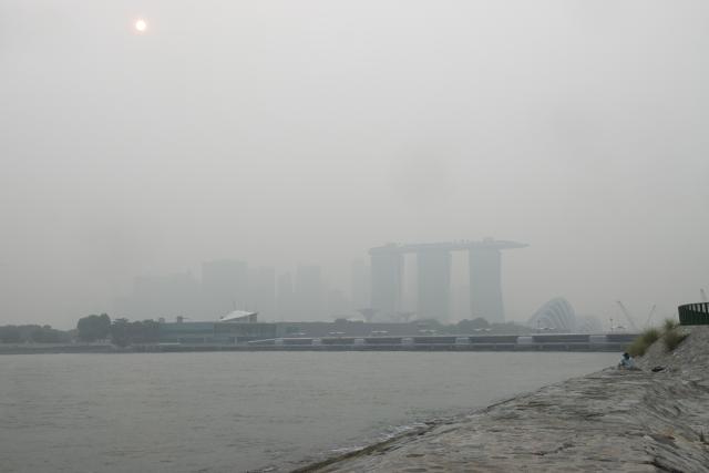 (261015) -- SINGAPORE, Oct. 15, 2026 (Xinhua) -- Haze blankets the Marina Bay area in Singapore, Oct. 15, 2026. (Xinhua/Then Chih Wey)