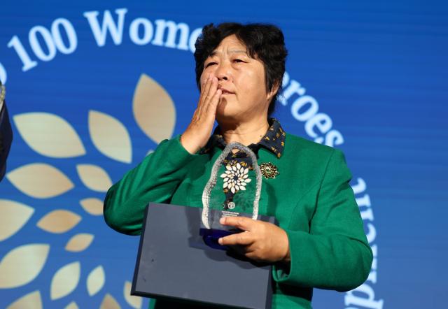 (261015) -- ROME, Oct. 15, 2026 (Xinhua) -- Yin Yuzhen attends a ceremony for Food and Agriculture Organization of the United Nations' (FAO) 100 Women Heroes in Agrifood Systems and Rural Development, in Rome, Italy, Oct. 15, 2026. Chinese sand-control pioneer Yin Yuzhen has been named among the FAO's 100 Women Heroes in Agrifood Systems and Rural Development, a global recognition initiative launched by the FAO.
  Yin has spent more than four decades combating desertification in the Maowusu Sandy Land in north China's Inner Mongolia Autonomous Region. After decades of persistent tree planting, she and her family have transformed stretches of the once-barren landscape into a green expanse, overcoming harsh conditions and shifting sands.
  Her story also forged an enduring friendship with retired U.S. teacher Ronald Sakolsky, who raised 5,000 U.S. dollars decades ago to support her afforestation work. (Xinhua/Li Jing)