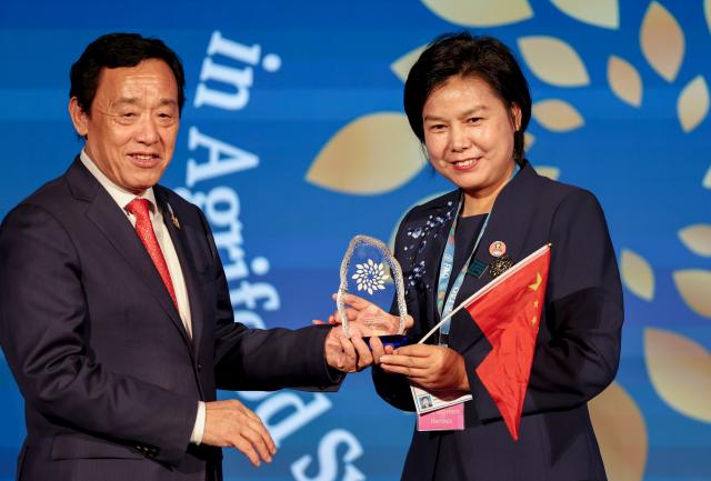 (261015) -- ROME, Oct. 15, 2026 (Xinhua) -- Director-General of the Food and Agriculture Organization of the United Nations (FAO) Qu Dongyu (L) presents the award to Yu Jinxiu during a ceremony for FAO's 100 Women Heroes in Agrifood Systems and Rural Development, in Rome, Italy, Oct. 15, 2026. Yu is a moxibustion therapist from Qichun County in central China's Hubei Province. Yu Jinxiu and Dong Minfang were named among the FAO's 100 Women Heroes in Agrifood Systems and Rural Development, a global recognition initiative launched by the FAO. They have spent years sharing their expertise to help thousands of people secure jobs and start businesses, raising incomes for rural residents.
  The United Nations designated 2026 as the International Year of the Woman Farmer to highlight women's contribution to agrifood systems and promote policies and investments that improve their access to finance, knowledge and services. (Xinhua/Wang Kaiyan)
