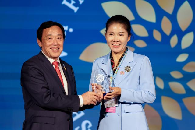 (261015) -- ROME, Oct. 15, 2026 (Xinhua) -- Director-General of the Food and Agriculture Organization of the United Nations (FAO) Qu Dongyu (L) presents the award to Dong Minfang during a ceremony for FAO's 100 Women Heroes in Agrifood Systems and Rural Development, in Rome, Italy, Oct. 15, 2026. Dong is president of the Fengrui Agricultural Machinery Professional Cooperative in Yueyang County, central China's Hunan Province. Yu Jinxiu and Dong Minfang were named among the FAO's 100 Women Heroes in Agrifood Systems and Rural Development, a global recognition initiative launched by the FAO. They have spent years sharing their expertise to help thousands of people secure jobs and start businesses, raising incomes for rural residents.
  The United Nations designated 2026 as the International Year of the Woman Farmer to highlight women's contribution to agrifood systems and promote policies and investments that improve their access to finance, knowledge and services. (Xinhua/Wang Kaiyan)
