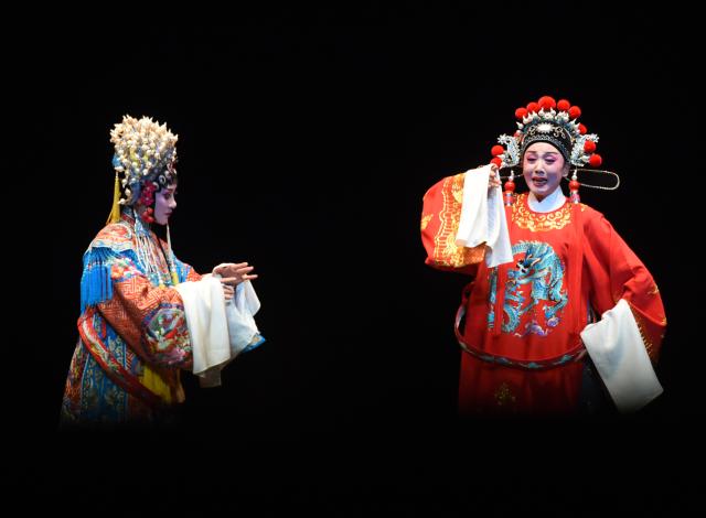 (261015) -- VIENNA, Oct. 15, 2026 (Xinhua) -- Chinese Huangmei Opera artist Han Zaifen (R) performs in Vienna, Austria, Oct. 15, 2026. (Xinhua/He Canling)