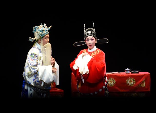(261015) -- VIENNA, Oct. 15, 2026 (Xinhua) -- Chinese Huangmei Opera artist Han Zaifen (R) performs in Vienna, Austria, Oct. 15, 2026. (Xinhua/He Canling)