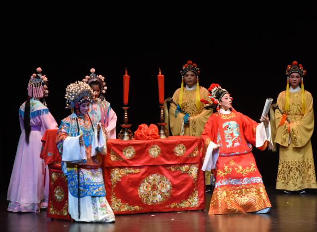 (261015) -- VIENNA, Oct. 15, 2026 (Xinhua) -- Chinese Huangmei Opera artist Han Zaifen (2nd R) performs in Vienna, Austria, Oct. 15, 2026. (Xinhua/He Canling)