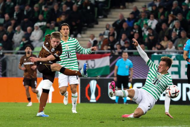 (261016) -- BUDAPEST, Oct. 16, 2026 (Xinhua) -- Lukas Cerv (front L) of Viktoria Plzen shoots during the UEFA Europa League 2026/27 League Phase match between Ferencvaros and Viktoria Plzen in Budapest, Hungary, Oct. 15, 2026. (Xinhua/Hu Zhixuan)