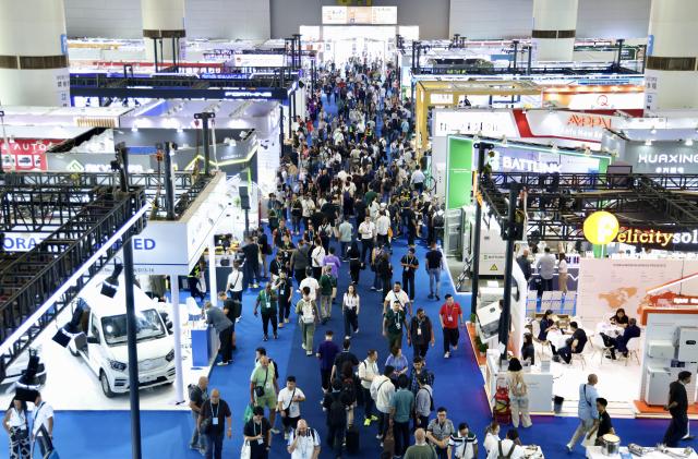 (261016) -- BEIJING, Oct. 16, 2026 (Xinhua) -- This photo taken on Oct. 15, 2026 shows people visiting the Canton Fair in Guangzhou, south China's Guangdong Province. The 140th edition of the China Import and Export Fair, also known as the Canton Fair, opened to visitors in Guangzhou, capital of south China's Guangdong Province on Thursday, with more than 30,000 exhibiting companies and about 340,000 overseas buyers expected to attend. (Xinhua/Lu Hanxin)