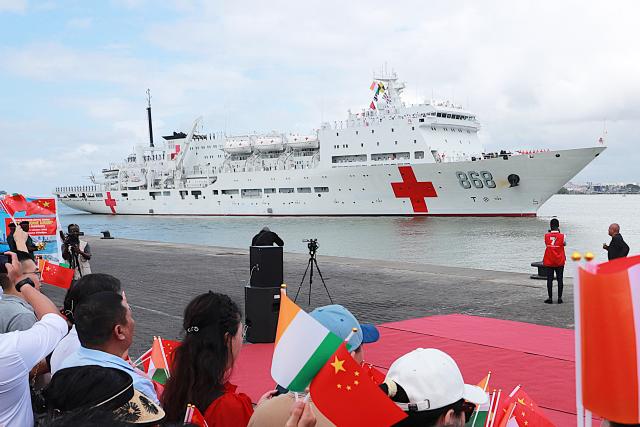(261016) -- BEIJING, Oct. 16, 2026 (Xinhua) -- The Chinese People's Liberation Army Navy hospital ship Auspicious Ark arrives in Abidjan, Cote d'Ivoire, Oct. 14, 2026. Auspicious Ark arrived in Abidjan, the economic capital of Cote d'Ivoire, on Wednesday to begin a friendly visit and provide medical services, marking the first visit by a Chinese naval hospital ship to the country. (Photo by Yvan Sonh/Xinhua)
