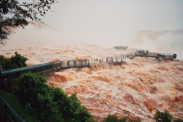 (261016) -- IGUAZU, Oct. 16, 2026 (Xinhua) -- This photo taken on Oct. 14, 2026 shows a walkway at Iguazu Falls in the state of Parana, Brazil. A walkway at Iguazu Falls, a major tourist attraction on the Brazil-Argentina border, was closed as a precaution Sunday after heavy rain caused exceptionally high water levels in the Iguazu River, local authorities said.
   The concessionaire responsible for tourism operations, Urbia+Cataratas, and the Chico Mendes Institute for Biodiversity Conservation, which manages the park, are continuing to monitor river conditions. (Urbia+Cataratas/Handout via Xinhua)