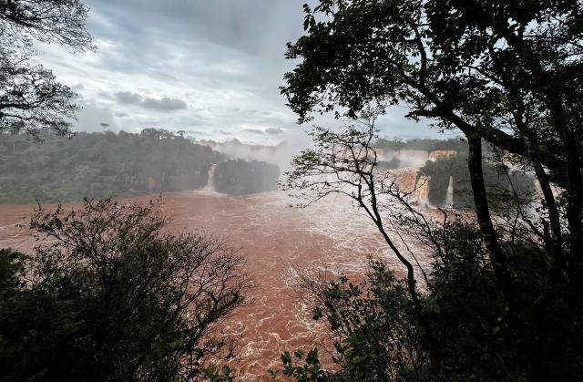 (261016) -- MISIONES, Oct. 16, 2026 (Xinhua) -- This photo provided by El Territorio, a newspaper in Argentina, shows a view of Iguazu Falls in Argentina's northeastern province of Misiones on Oct. 13, 2026. A walkway at Iguazu Falls, a major tourist attraction on the Brazil-Argentina border, was closed as a precaution Sunday after heavy rain caused exceptionally high water levels in the Iguazu River, local authorities said. (Norma Devechi/El Territorio/Handout via Xinhua)