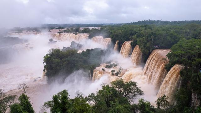 (261016) -- MISIONES, Oct. 16, 2026 (Xinhua) -- This photo provided by El Territorio, a newspaper in Argentina, shows a view of Iguazu Falls in Argentina's northeastern province of Misiones on Oct. 13, 2026. A walkway at Iguazu Falls, a major tourist attraction on the Brazil-Argentina border, was closed as a precaution Sunday after heavy rain caused exceptionally high water levels in the Iguazu River, local authorities said. (Norma Devechi/El Territorio/Handout via Xinhua)