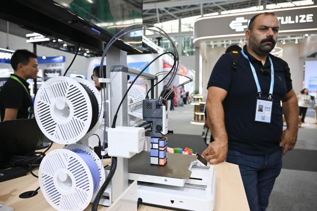 (261016) -- GUANGZHOU, Oct. 16, 2026 (Xinhua) -- An overseas buyer visits a booth showcasing a 3D printer during the Canton Fair in Guangzhou, south China's Guangdong Province, Oct. 15, 2026. The 140th edition of the China Import and Export Fair, also known as the Canton Fair, opened to visitors in Guangzhou, capital of south China's Guangdong Province on Thursday, with more than 30,000 exhibiting companies and about 340,000 overseas buyers expected to attend.
  Serving as a barometer and wind vane of China's foreign trade, this year's fair, marking its 70th anniversary, features innovation, intelligence, greater specialization and higher quality.
  The Canton Fair is one of the world's few one-stop trade platforms offering a complete range of products with convenience and efficiency, while bringing together the latest products and technologies. (Xinhua/Deng Hua)