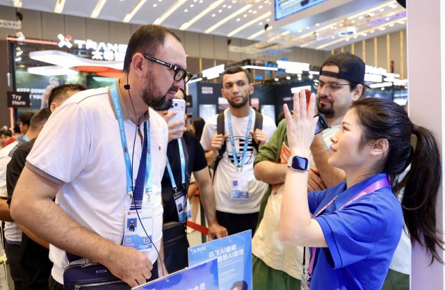 (261016) -- GUANGZHOU, Oct. 16, 2026 (Xinhua) -- An overseas buyer experiences a pair of AI glasses during the Canton Fair in Guangzhou, south China's Guangdong Province, Oct. 15, 2026. The 140th edition of the China Import and Export Fair, also known as the Canton Fair, opened to visitors in Guangzhou, capital of south China's Guangdong Province on Thursday, with more than 30,000 exhibiting companies and about 340,000 overseas buyers expected to attend.
  Serving as a barometer and wind vane of China's foreign trade, this year's fair, marking its 70th anniversary, features innovation, intelligence, greater specialization and higher quality.
  The Canton Fair is one of the world's few one-stop trade platforms offering a complete range of products with convenience and efficiency, while bringing together the latest products and technologies. (Xinhua/Lu Hanxin)