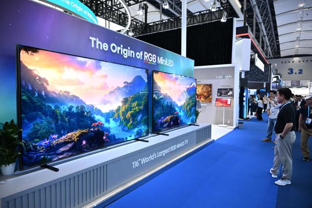 (261016) -- GUANGZHOU, Oct. 16, 2026 (Xinhua) -- People visit the booth of Chinese TV maker Hisense during the Canton Fair in Guangzhou, south China's Guangdong Province, Oct. 15, 2026. The 140th edition of the China Import and Export Fair, also known as the Canton Fair, opened to visitors in Guangzhou, capital of south China's Guangdong Province on Thursday, with more than 30,000 exhibiting companies and about 340,000 overseas buyers expected to attend.
  Serving as a barometer and wind vane of China's foreign trade, this year's fair, marking its 70th anniversary, features innovation, intelligence, greater specialization and higher quality.
  The Canton Fair is one of the world's few one-stop trade platforms offering a complete range of products with convenience and efficiency, while bringing together the latest products and technologies. (Xinhua/Deng Hua)