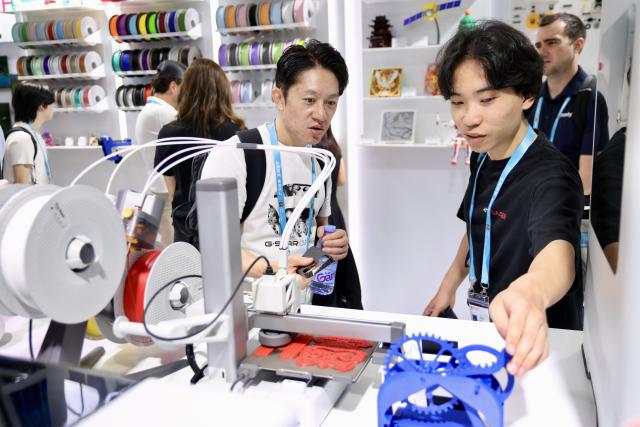 (261016) -- GUANGZHOU, Oct. 16, 2026 (Xinhua) -- Overseas buyers learn about a 3D printer during the Canton Fair in Guangzhou, south China's Guangdong Province, Oct. 15, 2026. The 140th edition of the China Import and Export Fair, also known as the Canton Fair, opened to visitors in Guangzhou, capital of south China's Guangdong Province on Thursday, with more than 30,000 exhibiting companies and about 340,000 overseas buyers expected to attend.
  Serving as a barometer and wind vane of China's foreign trade, this year's fair, marking its 70th anniversary, features innovation, intelligence, greater specialization and higher quality.
  The Canton Fair is one of the world's few one-stop trade platforms offering a complete range of products with convenience and efficiency, while bringing together the latest products and technologies. (Xinhua/Lu Hanxin)