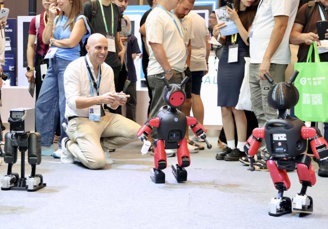 (261016) -- GUANGZHOU, Oct. 16, 2026 (Xinhua) -- An overseas buyer experiences operating a teaching robot during the Canton Fair in Guangzhou, south China's Guangdong Province, Oct. 15, 2026. The 140th edition of the China Import and Export Fair, also known as the Canton Fair, opened to visitors in Guangzhou, capital of south China's Guangdong Province on Thursday, with more than 30,000 exhibiting companies and about 340,000 overseas buyers expected to attend.
  Serving as a barometer and wind vane of China's foreign trade, this year's fair, marking its 70th anniversary, features innovation, intelligence, greater specialization and higher quality.
  The Canton Fair is one of the world's few one-stop trade platforms offering a complete range of products with convenience and efficiency, while bringing together the latest products and technologies. (Xinhua/Lu Hanxin)