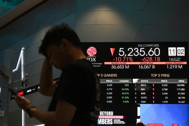 (261016) -- JAKARTA, Oct. 16, 2026 (Xinhua) -- A man is seen at the Indonesia Stock Exchange building in Jakarta, Indonesia, Oct. 16, 2026. Indonesia's benchmark stock index tumbled over 11 percent on Friday and the rupiah weakened sharply after global index provider MSCI announced a proposal to reclassify the market from "emerging" to "standalone" status. (Xinhua/Agung Kuncahya B.)