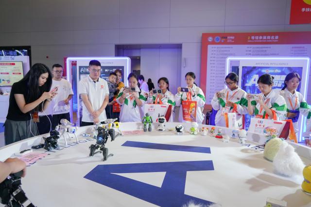 (261016) -- BEIJING, Oct. 16, 2026 (Xinhua) -- Visitors watch a performance of robotic dogs at the 24th Shantou-Chenghai International Toys & Gifts Fair in Shantou, south China's Guangdong Province, Oct. 23, 2025. (Xinhua/Xiao Ennan)