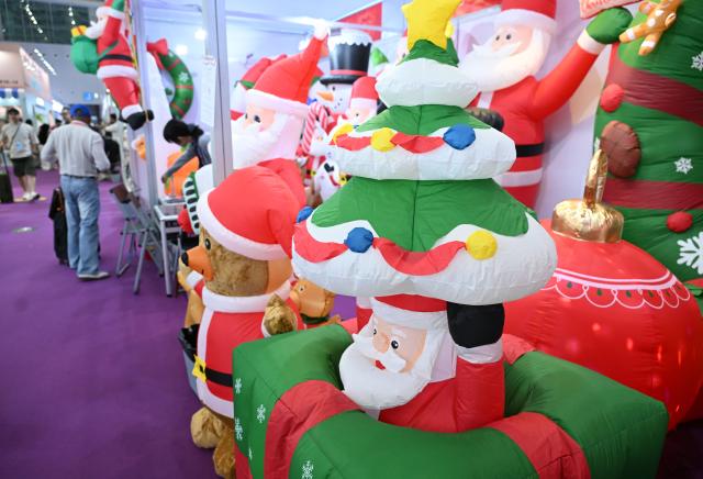 (261016) -- BEIJING, Oct. 16, 2026 (Xinhua) -- Christmas decoration exhibits are seen during the 139th edition of the China Import and Export Fair in Guangzhou, south China's Guangdong Province, April 23, 2026. (Xinhua/Deng Hua)