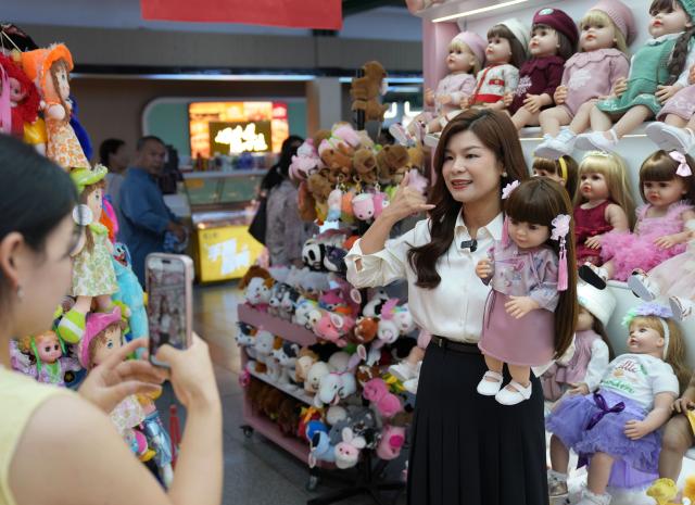 (261016) -- BEIJING, Oct. 16, 2026 (Xinhua) -- A vendor makes a product-selling video inside her shop at the Yiwu International Trade Market in Yiwu, east China's Zhejiang Province, May 20, 2025. (Xinhua/Han Chuanhao)