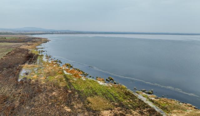 (261016) -- ULANQAB, Oct. 16, 2026 (Xinhua) -- A drone photo taken on Oct. 16, 2026 shows an autumn view of the Huangqihai Lake nature reserve in Ulanqab, north China's Inner Mongolia Autonomous Region.
  Huangqihai Lake in Ulanqab was once on the verge of drying up due to climate and other impacts. After years of comprehensive conservation, its water body has gradually been restored and expanded. (Xinhua/Bei He)