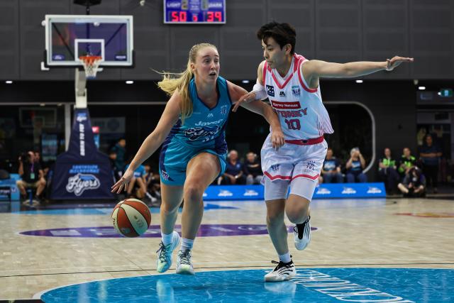 (261016) -- MELBOURNE, Oct. 16, 2026 (Xinhua) -- Yang Shuyu (R) of Sydney Flames competes during the Women's National Basketball League (WNBL) basketball match between Southside Melbourne Flyers and Sydney Flames in Melbourne, Australia, Oct. 16, 2026. (Photo by Shu Zelin/Xinhua)