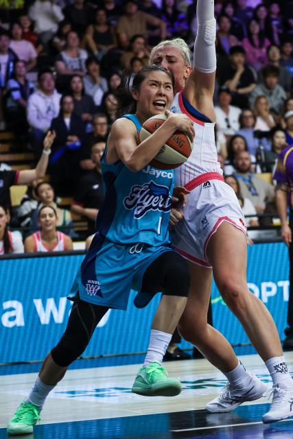 (261016) -- MELBOURNE, Oct. 16, 2026 (Xinhua) -- Wang Siyu (L) of the Southside Melbourne Flyers competes during the Women's National Basketball League (WNBL) basketball match between Southside Melbourne Flyers and Sydney Flames in Melbourne, Australia, Oct. 16, 2026. (Photo by Shu Zelin/Xinhua)