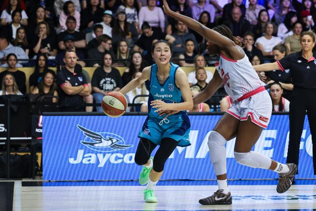 (261016) -- MELBOURNE, Oct. 16, 2026 (Xinhua) -- Wang Siyu (L) of Southside Melbourne Flyers competes during the Women's National Basketball League (WNBL) basketball match between Southside Melbourne Flyers and Sydney Flames in Melbourne, Australia, Oct. 16, 2026. (Photo by Shu Zelin/Xinhua)