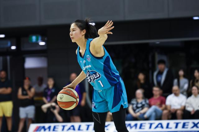 (261016) -- MELBOURNE, Oct. 16, 2026 (Xinhua) -- Wang Siyu of Southside Melbourne Flyers gestures during the Women's National Basketball League (WNBL) basketball match between Southside Melbourne Flyers and Sydney Flames in Melbourne, Australia, Oct. 16, 2026. (Photo by Shu Zelin/Xinhua)