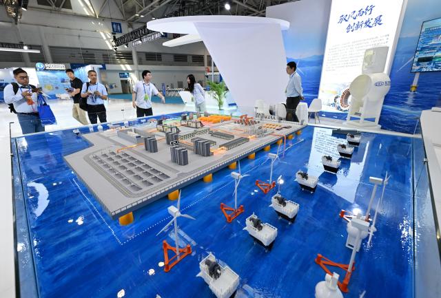 (261016) -- FUZHOU, Oct. 16, 2026 (Xinhua) -- People visit a special exhibition on off-shore wind farm equipment during the 4th Fujian International Maritime Equipment Expo in Fuzhou, southeast China's Fujian Province, Oct. 16, 2026.
  The World Maritime Equipment Conference 2026 opened here on Friday. Held alongside the conference, the 4th Fujian International Maritime Equipment Expo showcases more than 7,000 products and tech achievements from over 800 exhibitors at home and abroad. (Xinhua/Lin Shanchuan)
