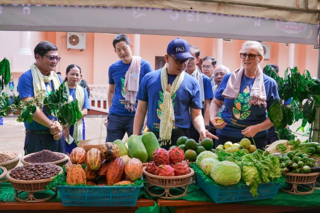 (261016) -- RATANAKIRI, Oct. 16, 2026 (Xinhua) -- Visitors view local agricultural products during a World Food Day celebration event in Ratanakiri province, Cambodia, Oct. 16, 2026.
  TO GO WITH "Cambodia marks World Food Day 2026 with focus on agriculture innovation" (Food and Agriculture Organization of the United Nations/Handout via Xinhua)