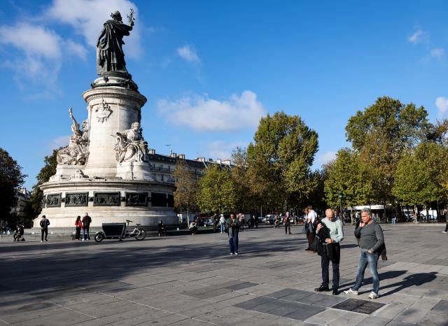 (261016) -- PARIS, Oct. 16, 2026 (Xinhua) -- People view a plaque titled "An Unexpected Detail" in Paris, France, Oct. 16, 2026. A bronze plaque titled "An Unexpected Detail" was unveiled at Place de la Republique in Paris on Thursday. It honors "Boulevard du Temple," an image taken in 1838 by French photography pioneer Louis Daguerre and believed to be the first photograph to show people. (Xinhua/Wu Huiwo)