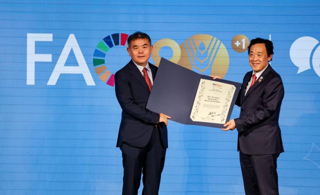 (261016) -- ROME, Oct. 16, 2026 (Xinhua) -- Director-General of the Food and Agriculture Organization of the United Nations (FAO) Qu Dongyu (R) presents the 2026 Food and Agriculture Organization of the United Nations (FAO) Achievement Award to Wu Bingfang, a researcher at the Aerospace Information Research Institute of the Chinese Academy of Sciences (AIRCAS) at the closing ceremony of the World Food Forum, in Rome, Italy, Oct. 16, 2026. The Aerospace Information Research Institute of the Chinese Academy of Sciences (AIRCAS) won the 2026 Food and Agriculture Organization of the United Nations (FAO) Achievement Award on Friday for developing the CropWatch, a global cloud-based crop monitoring service platform. (Xinhua/Wang Kaiyan)