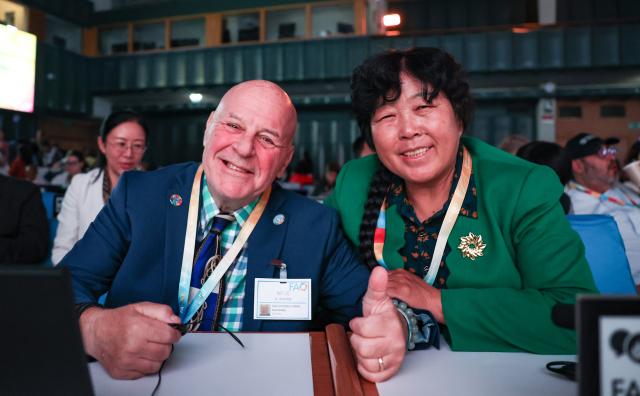 (261016) -- ROME, Oct. 16, 2026 (Xinhua) -- Yin Yuzhen (R), Chinese sand-control pioneer, honoree of Food and Agriculture Organization of the United Nations (FAO)'s 100 Women Heroes in Agrifood Systems and Rural Development, poses for a photo with Ronald Sakolsky at the FAO's World Food Day ceremony in Rome, Italy, Oct. 16, 2026. (Xinhua/Wang Kaiyan)