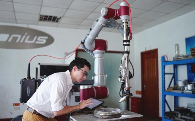 (261017) -- SHANGHAI, Oct. 17, 2026 (Xinhua) -- This undated photo shows Salvadoran engineer Federico Flamenco working at robotics company JAKA Robotics in Shanghai, east China. (Xinhua)