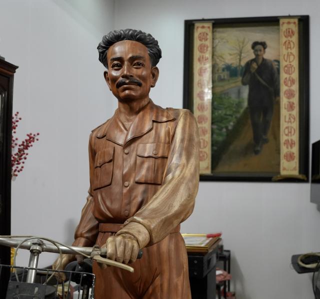 (261017) -- HANOI, Oct. 17, 2026 (Xinhua) -- This photo taken on Oct. 1, 2026 shows a sculpture and a portrait of Vietnamese general Hong Shui in Hanoi, Vietnam. TO GO WITH "Feature: Family memories bring Vietnamese general's Long March legacy to life" (Xinhua/Liu Ying)