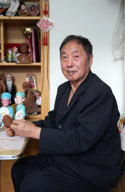 (261017) -- SHENYANG, Oct. 17, 2026 (Xinhua) -- Sun Yu'en makes a Chaoyang red clay figure artwork at his studio in Chaoyang, northeast China's Liaoning Province, Oct. 10, 2026. Chaoyang red clay figure is a provincial-level intangible cultural heritage in Liaoning Province, northeast China. 
  Sun Yu'en, an inheritor of this craft, has loved the art since childhood. In 1998, he devoted himself to the craft and learned the core skills from his teacher. Sun's artworks emphasize the expressions and details of the figures, embodying rustic charm. He has also created a series of moving clay figures, which are popular among young people. (Xinhua/Li Gang)