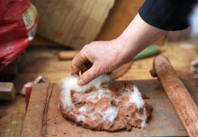(261017) -- SHENYANG, Oct. 17, 2026 (Xinhua) -- Sun Yu'en shows how to make Chaoyang red clay figure work at his studio in Chaoyang, northeast China's Liaoning Province, Oct. 10, 2026. Chaoyang red clay figure is a provincial-level intangible cultural heritage in Liaoning Province, northeast China. 
  Sun Yu'en, an inheritor of this craft, has loved the art since childhood. In 1998, he devoted himself to the craft and learned the core skills from his teacher. Sun's artworks emphasize the expressions and details of the figures, embodying rustic charm. He has also created a series of moving clay figures, which are popular among young people. (Xinhua/Li Gang)