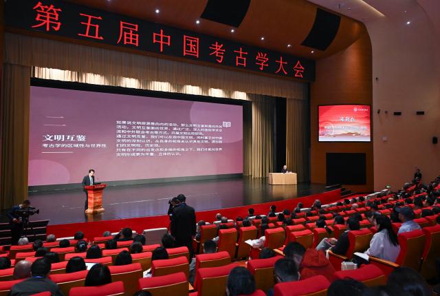 (261017) -- YUNCHENG, Oct. 17, 2026 (Xinhua) -- A delegate delivers a speech during the fifth Congress of Chinese Archaeology in Yuncheng City, north China's Shanxi Province, Oct. 15, 2026. The congress under the theme of "Archaeology: The Past and the Future" concluded here on Saturday.
   The three-day congress drew hundreds of archaeologists from home and abroad, featuring keynote speeches and 28 parallel sessions, with more than 570 academic presentations and 22 public lectures. (Xinhua/Li He)