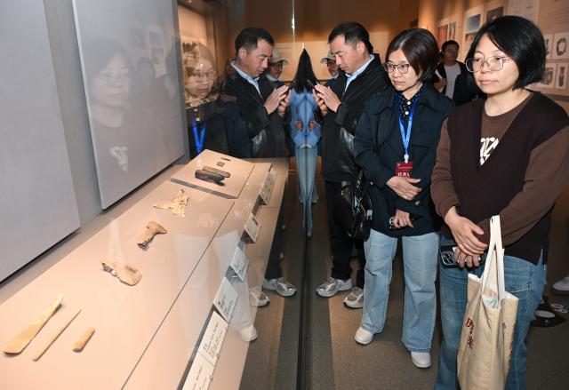 (261017) -- YUNCHENG, Oct. 17, 2026 (Xinhua) -- Experts and scholars visit the Yuncheng Museum in Yuncheng City, north China's Shanxi Province, Oct. 17, 2026. The congress under the theme of "Archaeology: The Past and the Future" concluded here on Saturday.
   The three-day congress drew hundreds of archaeologists from home and abroad, featuring keynote speeches and 28 parallel sessions, with more than 570 academic presentations and 22 public lectures. (Xinhua/Li He)