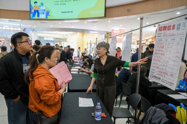 (261017) -- BEIJING, Oct. 17, 2026 (Xinhua) -- An employer explains job information to jobseekers at a job fair in Tengzhou, east China's Shandong Province, Oct. 17, 2026. Job fairs are held in various cities across China, connecting jobseekers with potential employers and creating opportunities for both. (Photo by Song Haicun/Xinhua)
