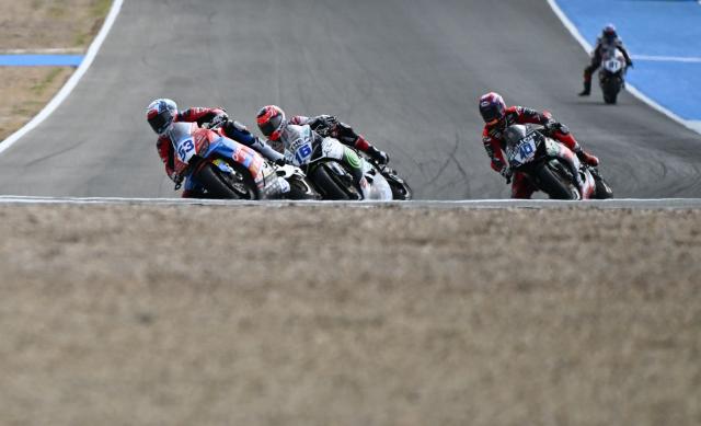 (261017) -- JEREZ, Oct. 17, 2026 (Xinhua) -- Valentin Debise (L) of EASTROC ZXMOTO Evan Bros Factory competes during the Race 1 of WorldSSP at the FIM Supersport World Championship Spanish Round in Jerez, Spain, Oct. 17, 2026. (Xinhua/Cheng Min)