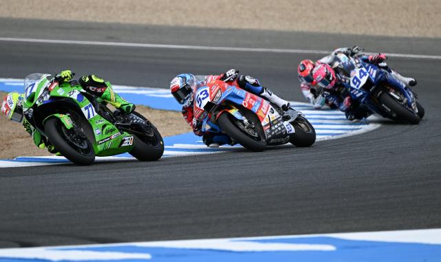 (261017) -- JEREZ, Oct. 17, 2026 (Xinhua) -- Valentin Debise (C) of EASTROC ZXMOTO Evan Bros Factory competes during the Race 1 of WorldSSP at the FIM Supersport World Championship Spanish Round in Jerez, Spain, Oct. 17, 2026. (Xinhua/Cheng Min)