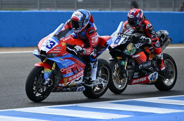 (261017) -- JEREZ, Oct. 17, 2026 (Xinhua) -- Valentin Debise (L) of EASTROC ZXMOTO Evan Bros Factory competes during the Race 1 of WorldSSP at the FIM Supersport World Championship Spanish Round in Jerez, Spain, Oct. 17, 2026. (Xinhua/Cheng Min)
