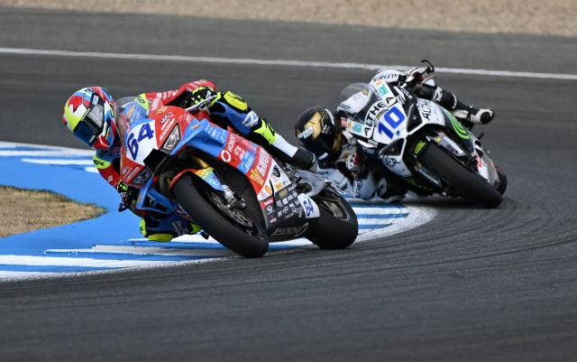 (261017) -- JEREZ, Oct. 17, 2026 (Xinhua) -- Federico Caricasulo (L) of EASTROC ZXMOTO Evan Bros Factory competes during the Race 1 of WorldSSP at the FIM Supersport World Championship Spanish Round in Jerez, Spain, Oct. 17, 2026. (Xinhua/Cheng Min)