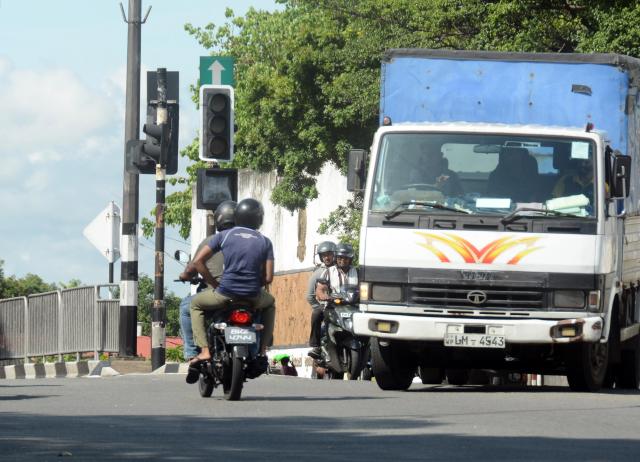 (261017) -- COLOMBO, Oct. 17, 2026 (Xinhua) -- An inoperative traffic light is seen during a nationwide outage, in Colombo, Sri Lanka, Oct. 17, 2026. Sri Lanka's power transmission system has been fully restored following a nationwide outage earlier on Saturday, the National System Operator (NSO) said. (Photo by Gayan Sameera/Xinhua)