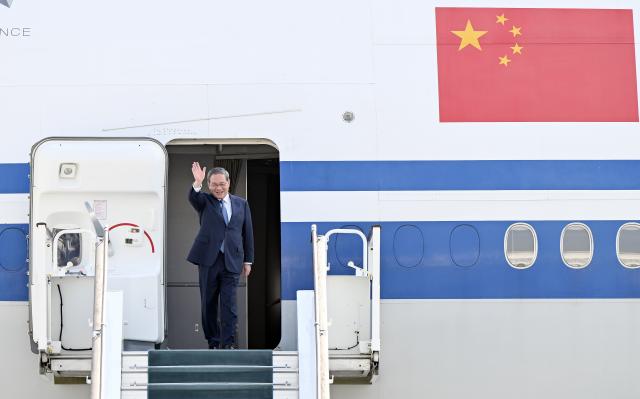 (261017) -- TASHKENT, Oct. 17, 2026 (Xinhua) -- Chinese Premier Li Qiang arrives at the airport for an official visit to Uzbekistan at the invitation of Uzbek Prime Minister Abdulla Aripov, in Tashkent, Uzbekistan, Oct. 17, 2026. On Li's arrival, the Uzbek prime minister and other senior government officials greeted him at the airport and held a welcome ceremony in his honor. (Xinhua/Yin Bogu)
