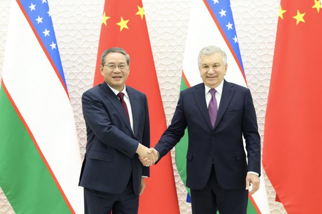 (261017) -- TASHKENT, Oct. 17, 2026 (Xinhua) -- Chinese Premier Li Qiang meets with Uzbek President Shavkat Mirziyoyev in Tashkent, Uzbekistan, Oct. 17, 2026. (Xinhua/Huang Jingwen)