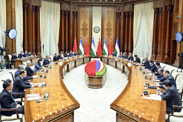 (261017) -- TASHKENT, Oct. 17, 2026 (Xinhua) -- Chinese Premier Li Qiang meets with Uzbek President Shavkat Mirziyoyev in Tashkent, Uzbekistan, Oct. 17, 2026. (Xinhua/Yin Bogu)