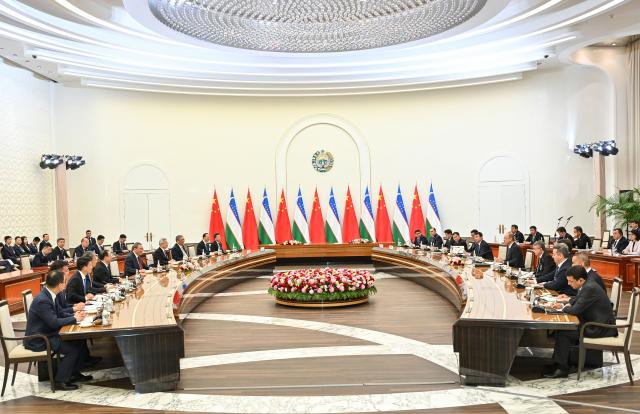 (261017) -- TASHKENT, Oct. 17, 2026 (Xinhua) -- Chinese Premier Li Qiang holds talks with Uzbek Prime Minister Abdulla Aripov in Tashkent, Uzbekistan, Oct. 17, 2026. (Xinhua/Gao Jie)