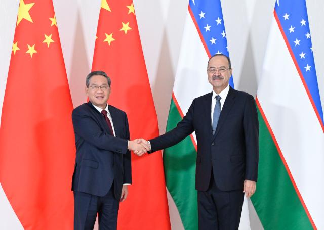 (261017) -- TASHKENT, Oct. 17, 2026 (Xinhua) -- Chinese Premier Li Qiang holds talks with Uzbek Prime Minister Abdulla Aripov in Tashkent, Uzbekistan, Oct. 17, 2026. (Xinhua/Shen Hong)